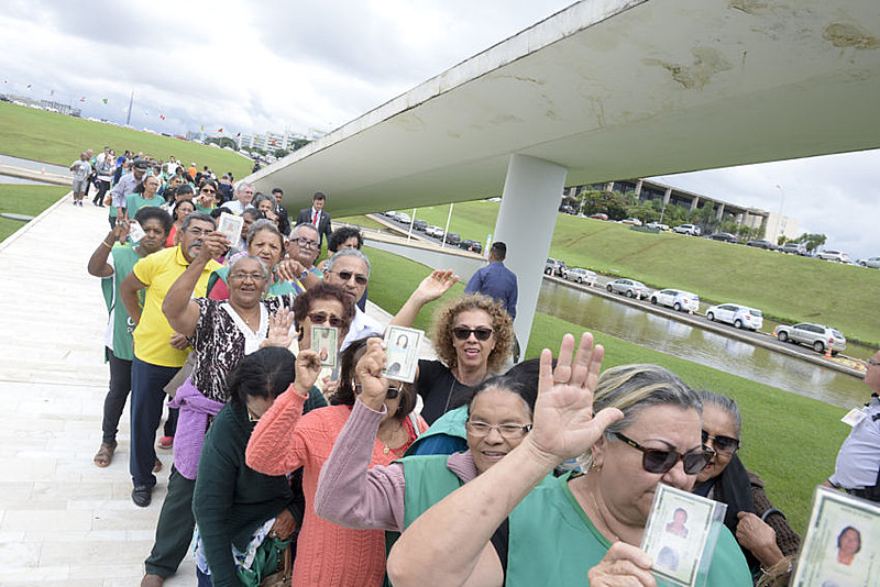 Aposentados em protesto no Senado contra a reforma da previdência
