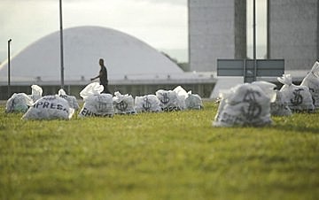 Protesto contra financiamento de empresas em 2015: depois de proibição pelo STF, Congresso Nacional votou regras