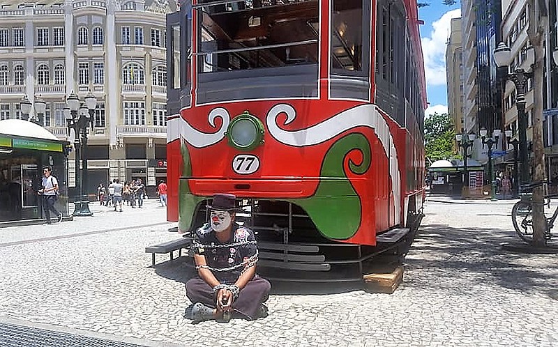 Artista se acorrenta no centro de Curitiba contra decreto do prefeito