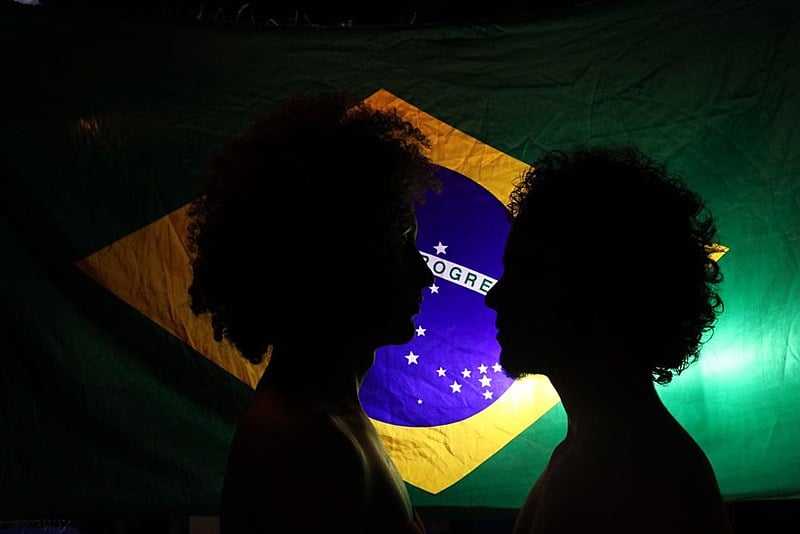 Logo na primeira cena os espectadores assistem ao improvável diálogo entre os anos de 1964 e 2016