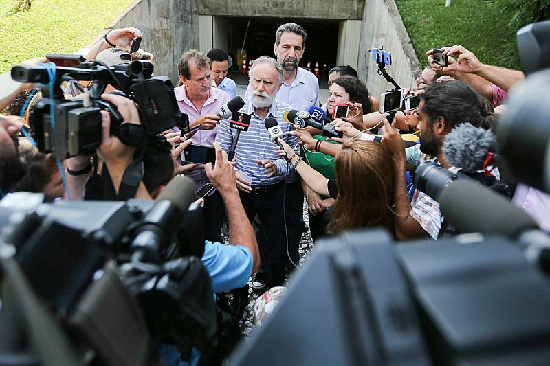 Lideranças relacionadas ao acampamento LulaLivre durante coletiva após reunião com gestores da Sesp