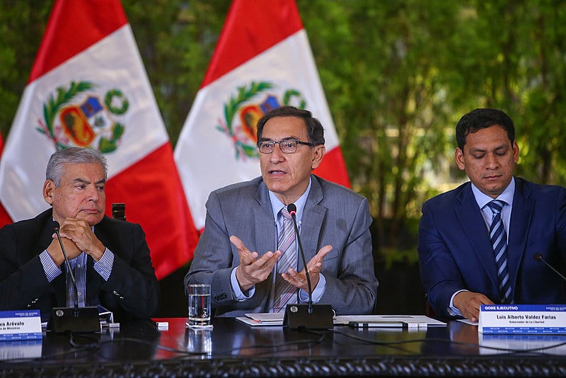 O presidente do Peru, Martín Vizcarra (centro), propôs quatro reformas constitucionais como resposta aos casos de corrupção no país