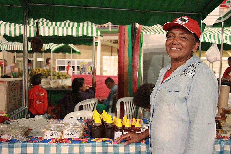 Maria de Fátima veio do acampamento de Campo do Meio, onde produz maracujá, mel e própolis