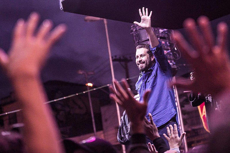Presidenciável iniciou sua campanha com comício em São Paulo, levando 20 mil pessoas ao Largo do Batata