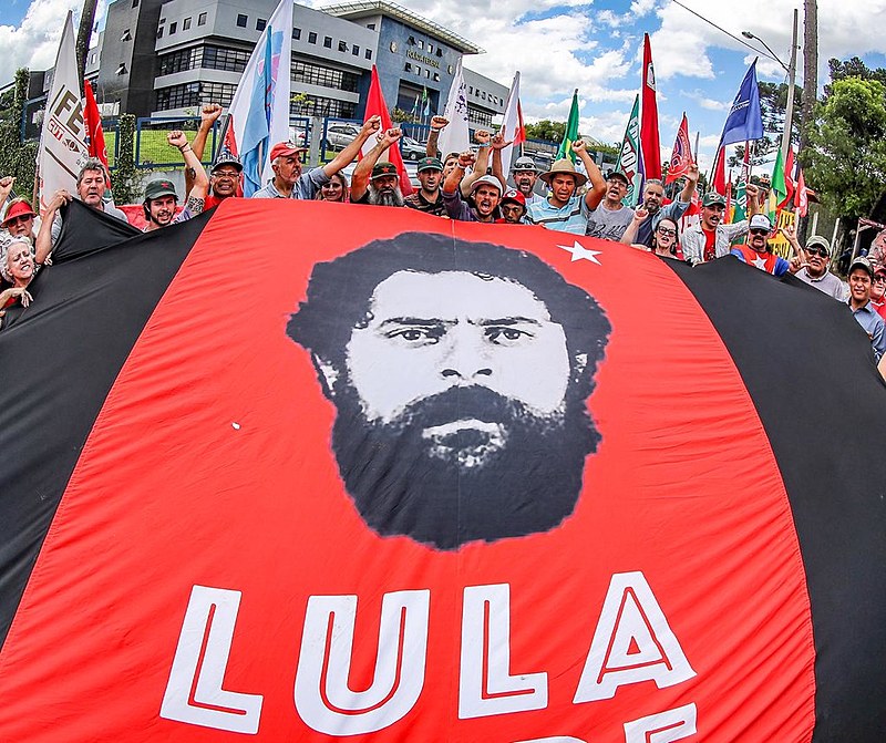 Militantes em frente à Superintendência Federal de Curitiba na expectativa da decisão do STF sobre pedido de habeas corpus de Lula