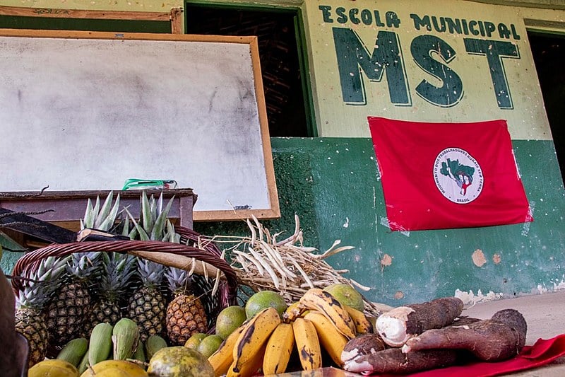 Em 2011, o Movimento dos Trabalhadores Rurais Sem Terra (MST) lançou uma campanha de denúncia contra o fechamento de escolas no campo
