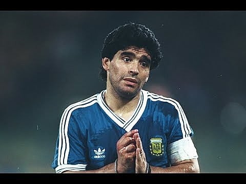 Maradona é fã assumido do ex-presidente Hugo Chávez, a quem considerava um amigo íntimo.