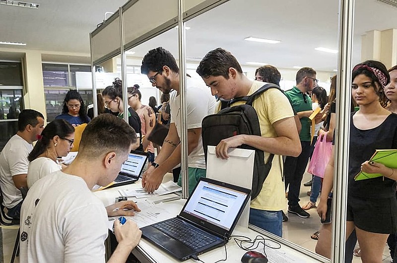 Em todos os casos, é exigido o título de doutor.