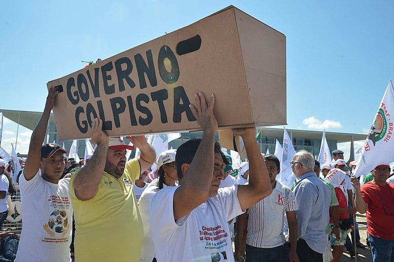 Assistimos as faces de um país que dia-a-dia fenece sob os mandos de uma classe política
