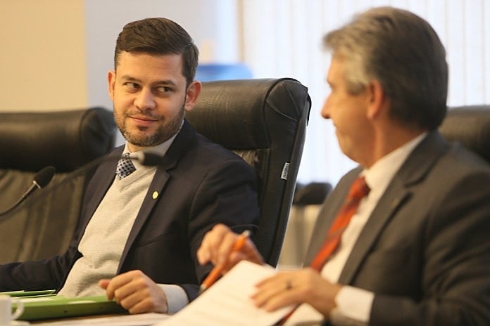 O pedido de vistas foi feito pelo deputado estadual Tadeu Veneri (PT), líder da oposição na Alep.