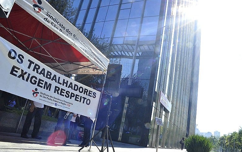 Mesmo em um quadro recessivo, bancos seguem com resultados superiores aos de outros setores, mas ao custo de demissões de trabalhadores