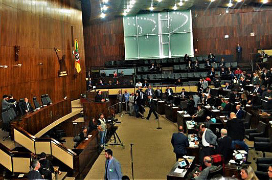Com apenas 25 dos 55 parlamentares presentes na sessão plenária desta terça-feira (21), votação foi adiada para próxima semana