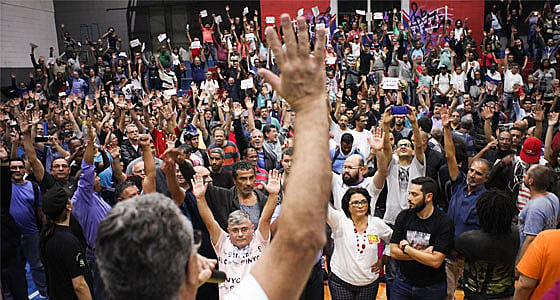 Metroviários aprovando partipação na Greve Geral do dia 24 de abril