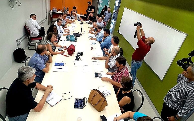Centrais sindicais discutindo um "calendário de resistência" contra perda de direitos na sede do Dieese, em São Paulo (SP)