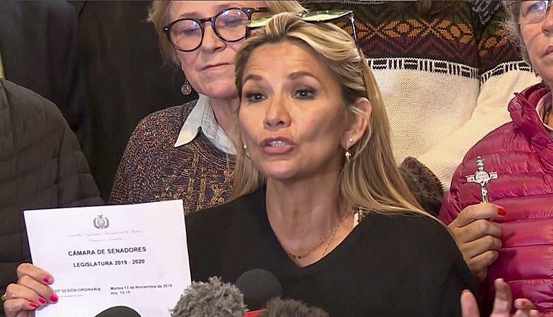 "Deus abençoe a Bolívia". Em seu discurso, senadora anunciou que convocará novas eleições em 90 dias