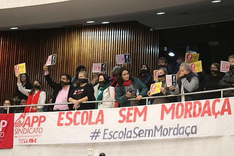 Na votação de ontem (28), professores, estudantes e sociedade se mobilizaram contra o projeto Escola Sem Partido