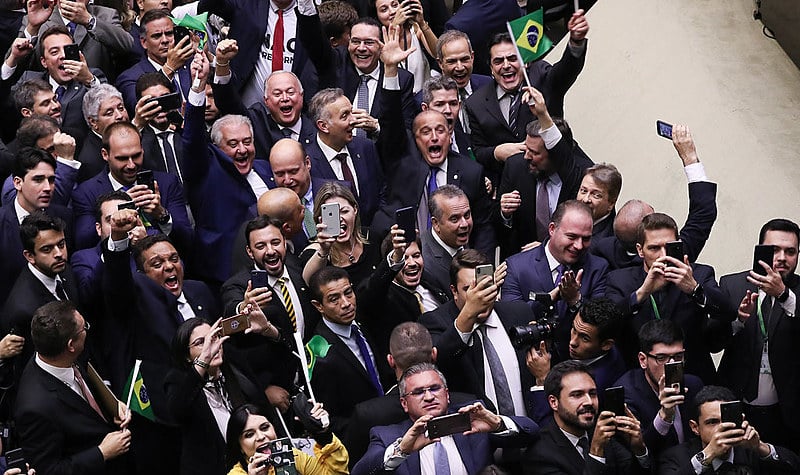 Deputados governistas comemoram a vitória do projeto que aumenta tempo de contribuição e reduz valor do benefíco