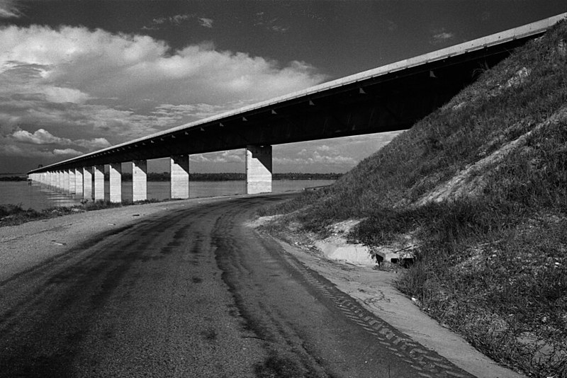 Cerca de 300 pessoas estavam na ponte rodoferroviária de Marabá quando foram encurraladas pela Polícia Militar paraense.