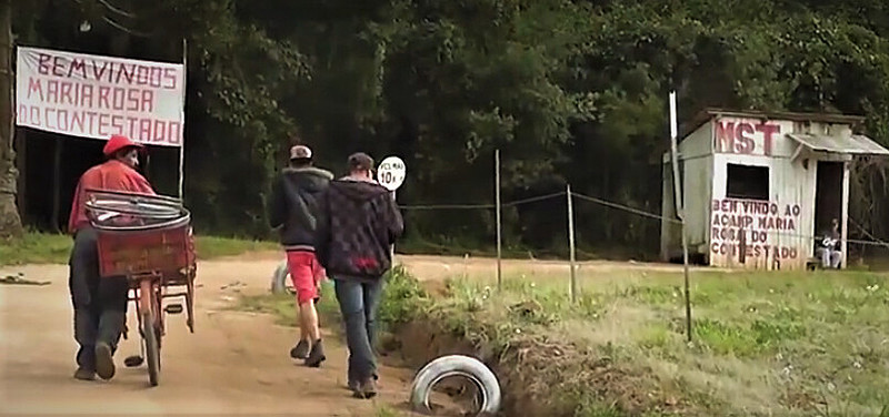 Ao longo de 46 minutos, o filme apresenta relato de camponeses e camponesas sobre o dia da ocupação Maria Rosa