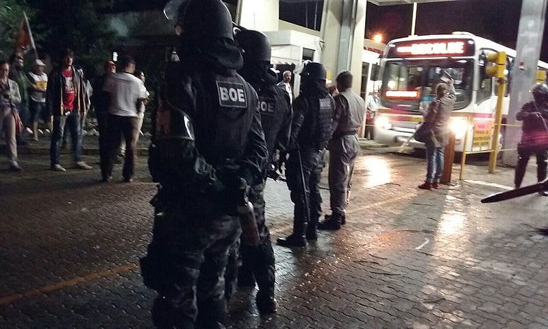 Integrantes da Tropas de Choque da BM reprimiram condutores em frente às garagens de ônibus