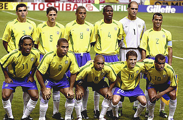 Seleção que venceu a Bélgica em 2002 tinha Ronaldinho, Ronaldo, Roberto Carlos, Juninho Paulista e Rivaldo (agachados, da esq. p/ dir.)
