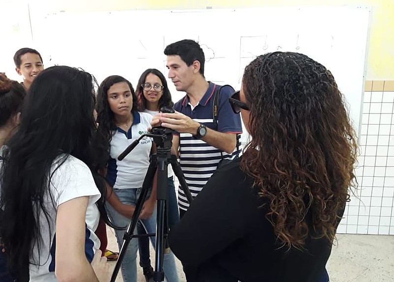São realizadas aulas de fotografia, diagramação e comunicação