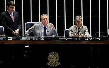 Presidente afastado do Senado, Renan Calheiros, com Jorge Viana (dir), primeiro-vice-presidente e sucessor