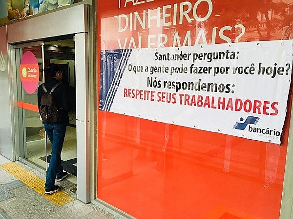 Bancos também seguem com taxas de juros elevadas e hoje fazem grande enxugamento de postos de trabalho.