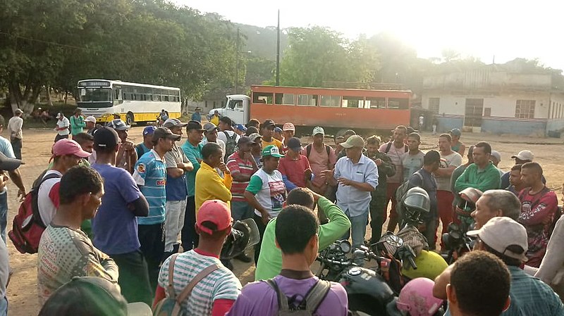 Cerca de 80 mil canavieiros paralisaram suas atividades nesta segunda (3).