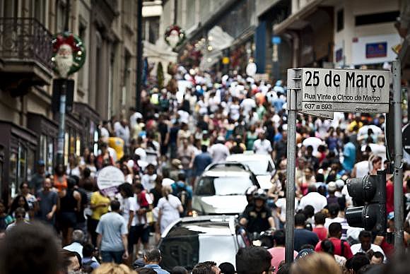 Número de pessoas com carteira de trabalho assinada também fechou o trimestre em baixa