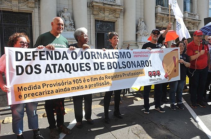 Representantes do Sindjors em defesa da profissão durante ato dos servidores públicos do RS