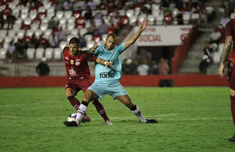 A torcida se animou, empurrou o time, mas não demorou muito para o gol de empate