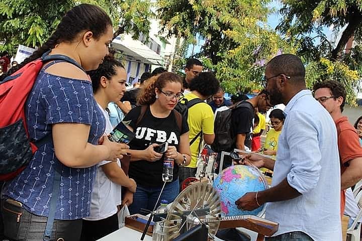 O evento teve como objetivo levar universidade à praça pública para estabelecer diálogo com a população sobre a importância de defendê-la.