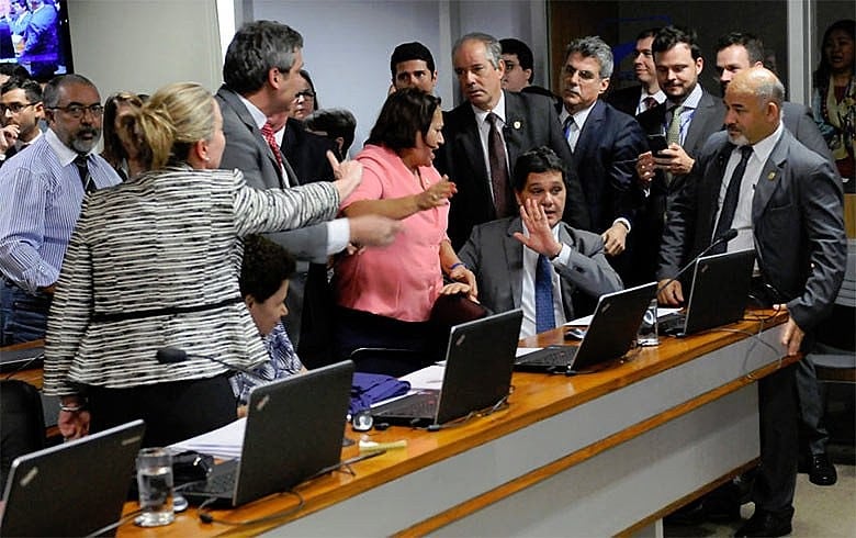 Senadores da oposição se rebelam contra tentativa de Ferraço de tratorar tramitação de projeto que reduz direitos