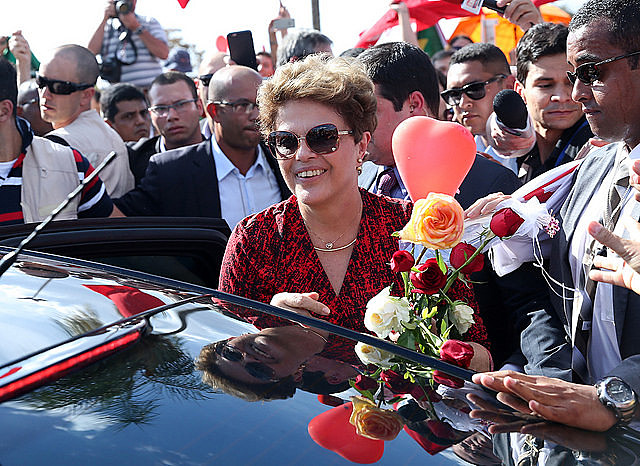 Dilma Rousseff se despide de militantes al dejar el Palacio da Alvorada en 2016 después de impeachment