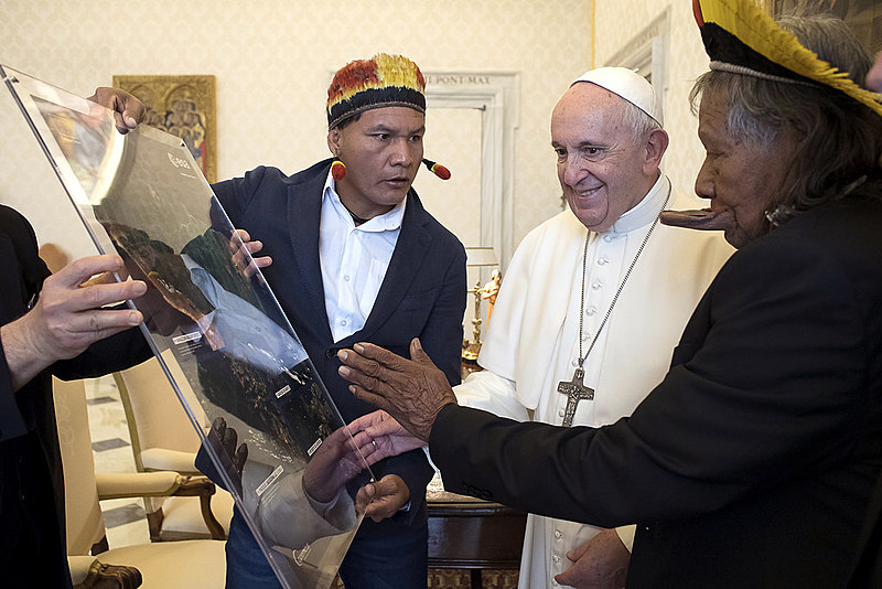 Papa troca presentes com o líder indígena brasileiro Raoni Metukire (à dir.) e outro líder do Xingu (à esq.)