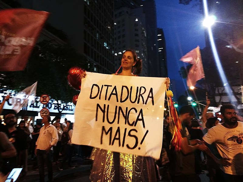 Durante o ato, manifestantes entoaram palavras de ordem como: "Ditadura nunca mais!" e "Ele não, Haddad sim!"