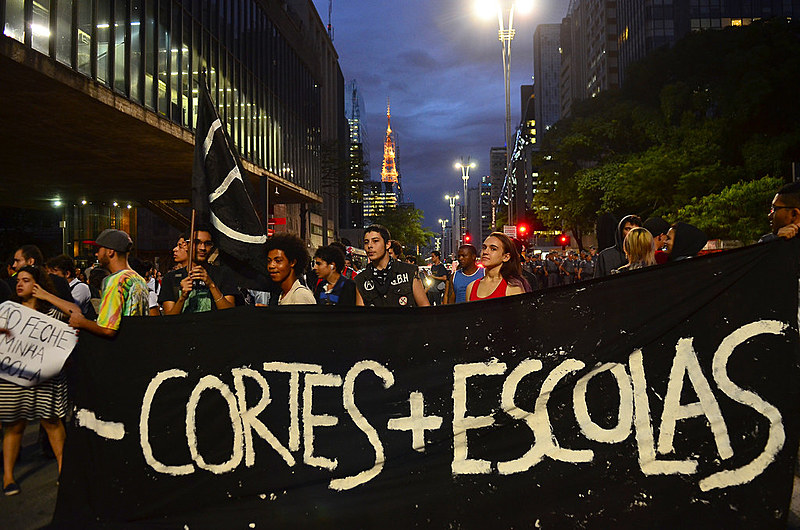 A baderna da luta por uma educação pública de qualidade e promove a autonomia e a participação social e politica dos jovens