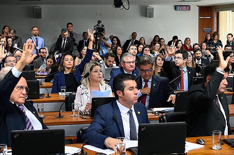 Parlamentares de diferentes campos políticos comemoraram a aprovação
