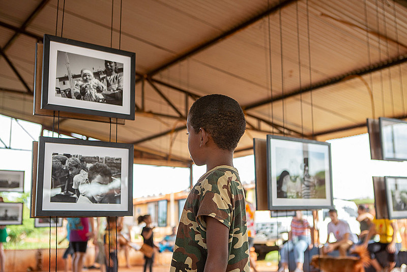 As crianças e adolescentes participaram de todas as etapas, desde a escolha das fotografias à  montagem da exposição
