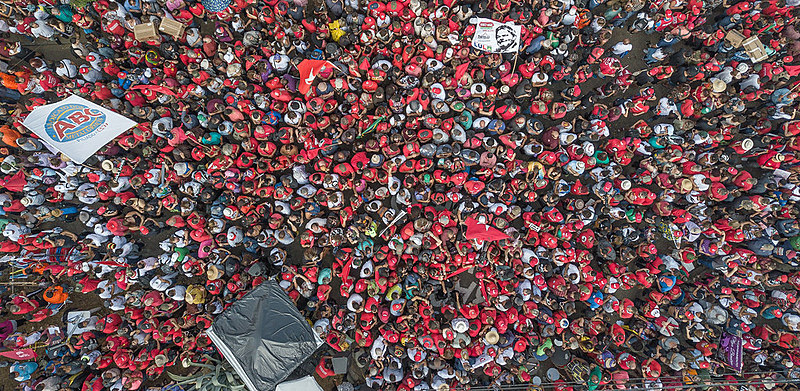 Em 1° de maio histórico em Curitiba, multidão vai às ruas para pedir Lula livre