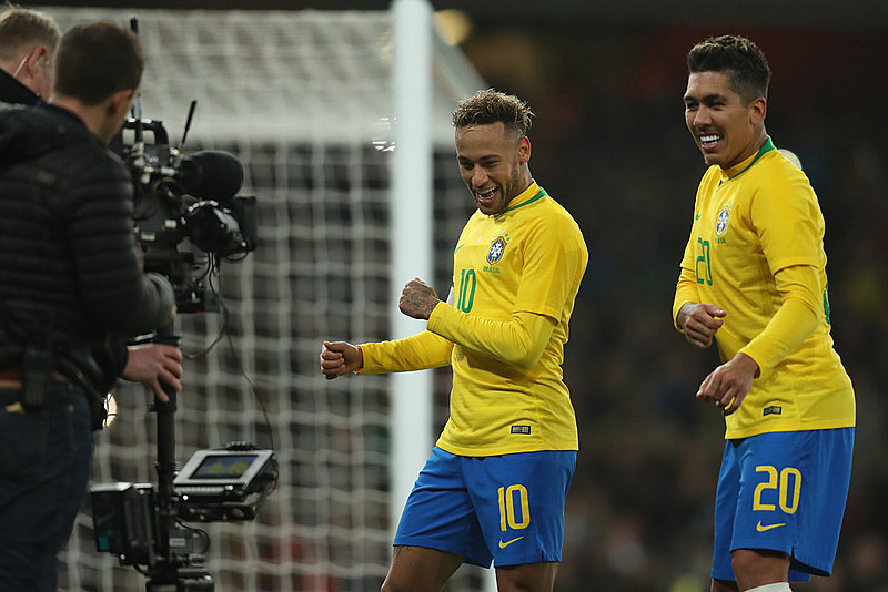 Neymar e Firmino em jogo da Seleção