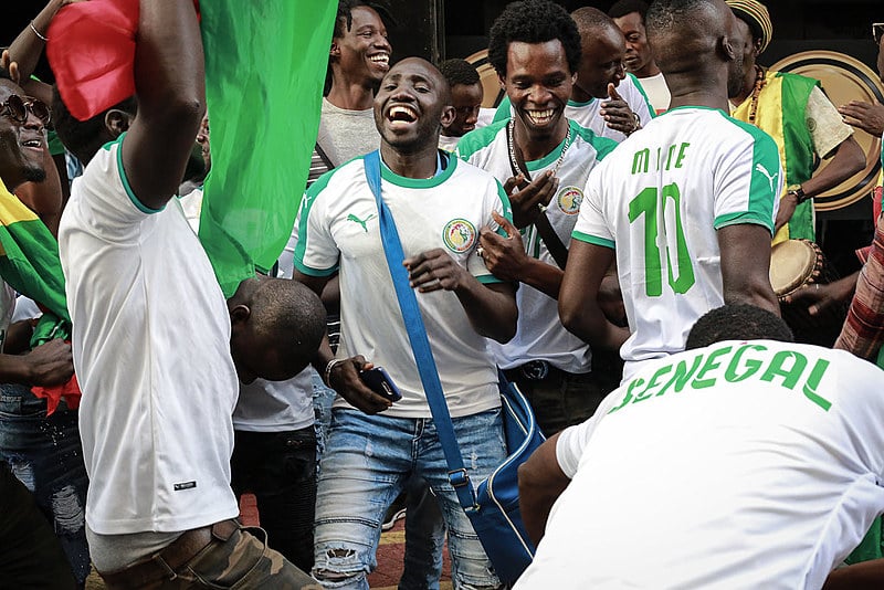 Senegaleses celebram no centro de São Paulo, após final do primeiro tempo do jogo contra a Colômbia
