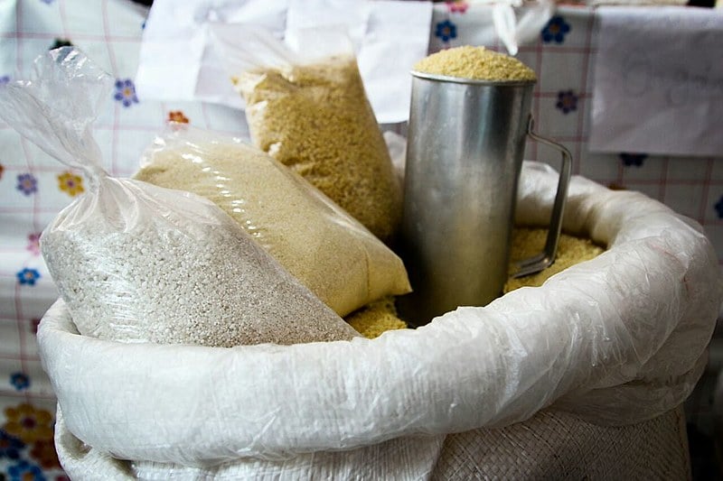 Os diversos tipos de farinha de mandioca presentes na Feira da Reforma Agrária