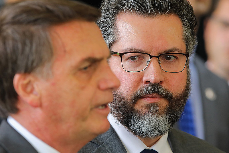 Bolsonaro (esq.) e o chanceler Ernesto Araújo (dir.)
