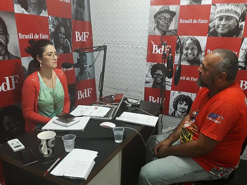 André Campos concedendo entrevista do Brasil de Fato