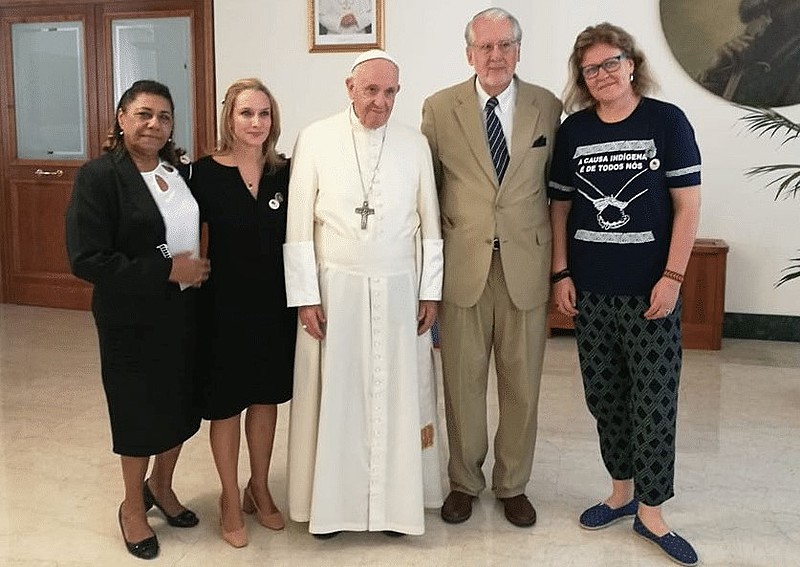 Da esquerda para a direita: Marinete Silva, Carol Proner, Papa Francisco, Paulo Sérgio Pinheiro e Cibele Kuss