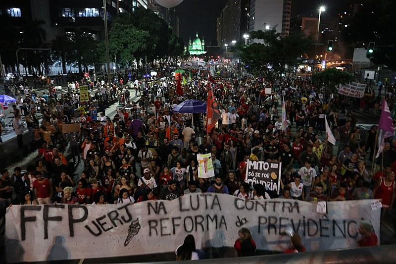 En Rio de Janeiro, la policía reprimió un acto realizado en el centro de la ciudad; 100 mil manifestantes participaron de la protesta