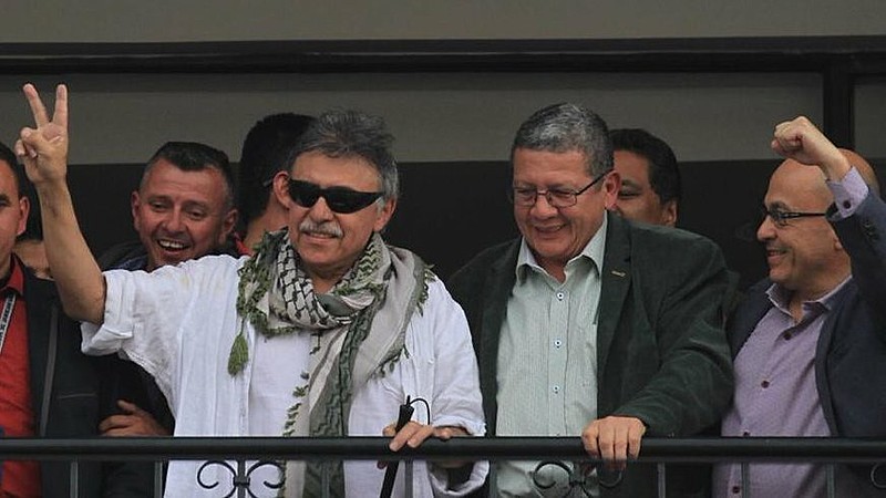 Santrich falou com apoiadores na sede da Força Alternativa Revolucionária do Comum (FARC) em Bogotá após ser solto na quinta-feira (30)