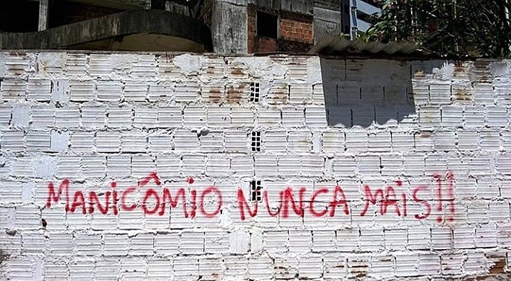 Com a redemocratização, o movimento constrói força social para iniciar o processo de mudança de paradigma de cuidados em saúde mental
